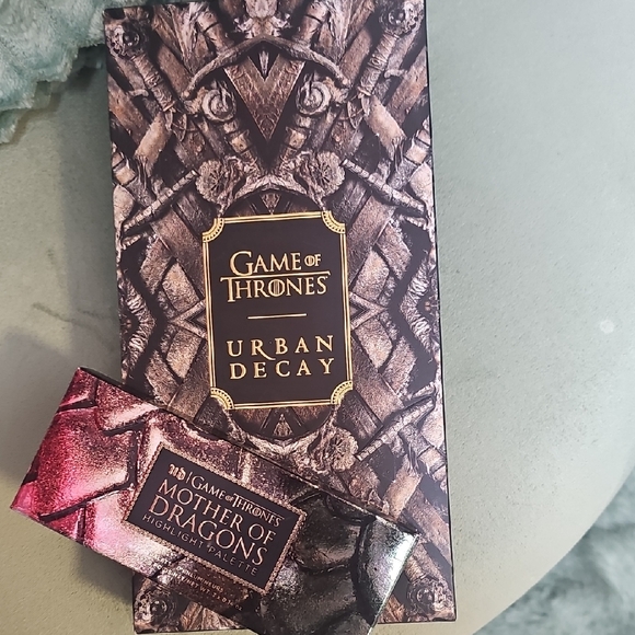 Urban Decay Game of Thrones Mother of Dragons Palette